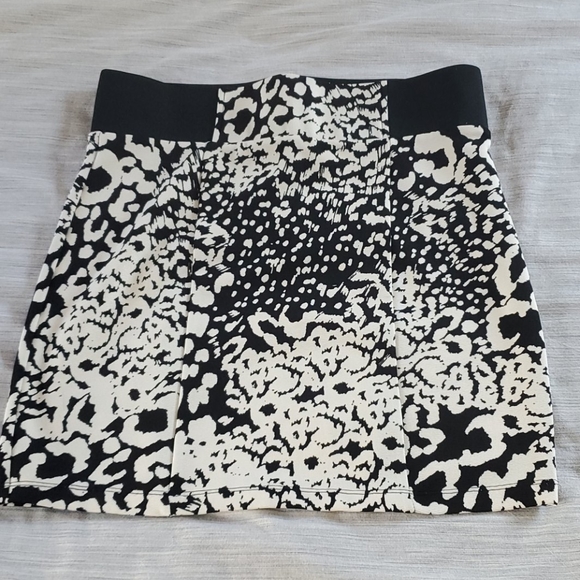 Cream & Black Patterned Skirt - Picture 1 of 6